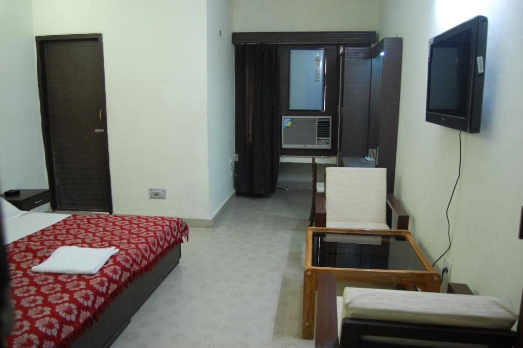 Hotel Raj *